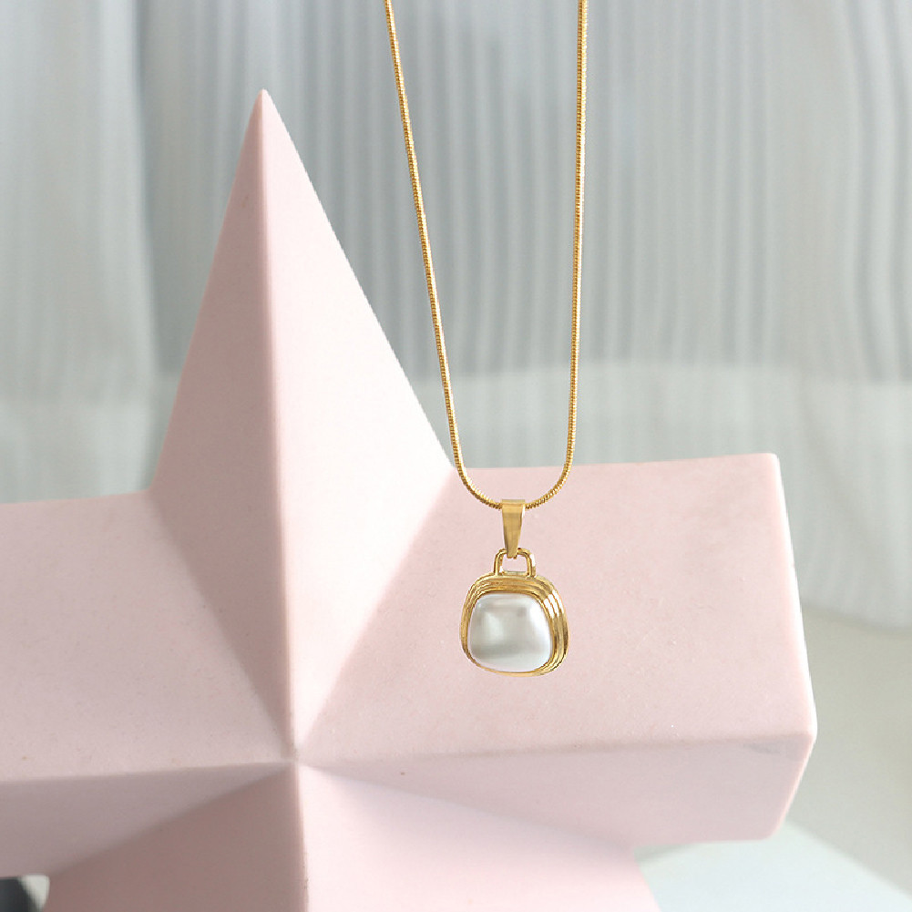 Kalung Perhiasan Wanita Pria Gaya Sederhana Elegan dengan Pendant Persegi Geometris Mutiara Putih Im