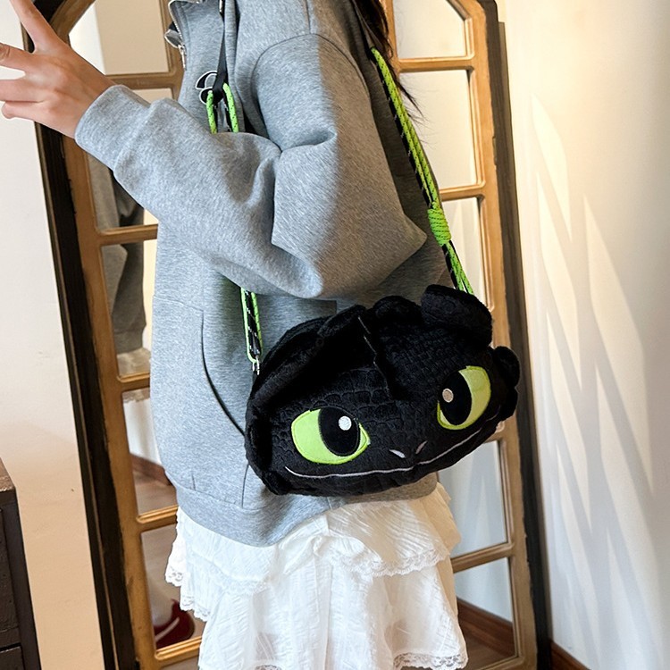 Tas selempang denim dengan boneka plush Toothless, tas selempang kartun plush.