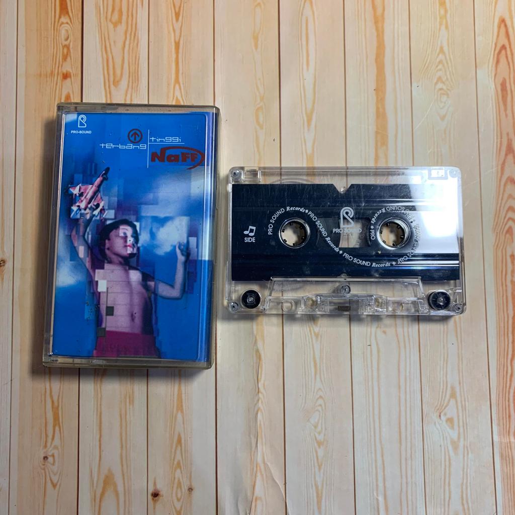 Kaset Naff Terbang Tinggi