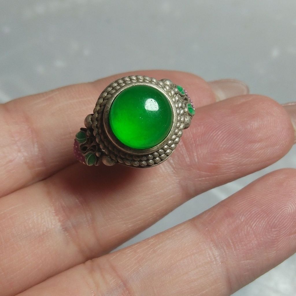 Cloisonne perak tua bertatahkan cincin hijau pembukaan giok putih yang dapat disesuaikan