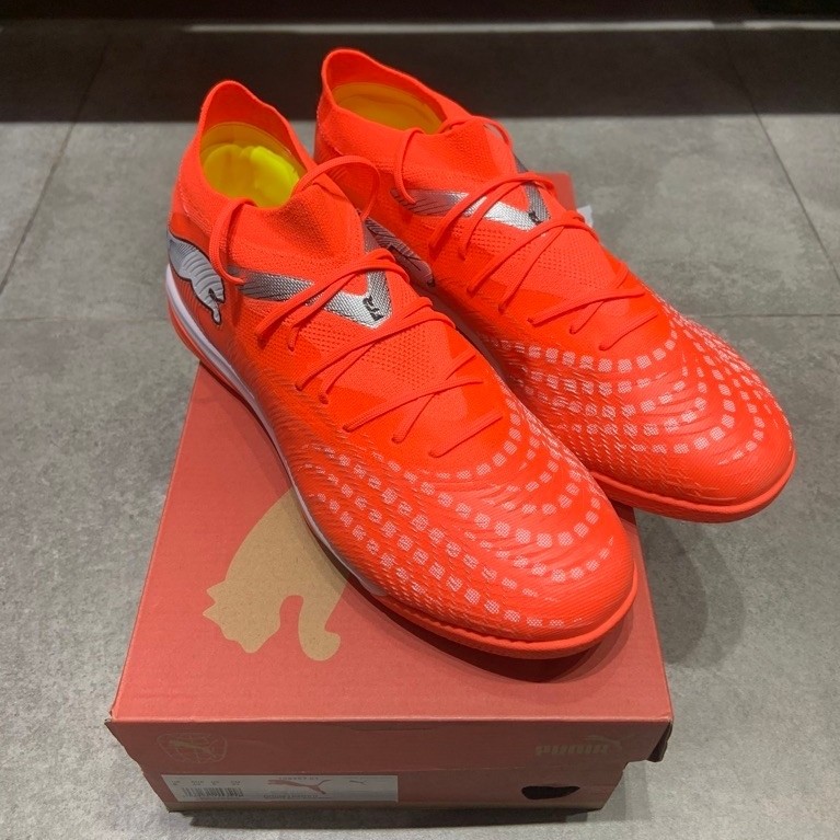 Sepatu Futsal Puma Oranye Sporty Dengan Sol Karet Dan Desain Polkadot Modern