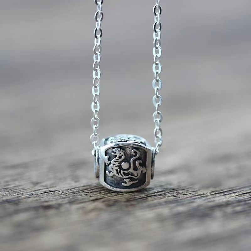 Item Pendant Empat Hewan Ilahi Desain Liontin Temperamen Serbaguna Atmospheric Kalung Pria Wanita