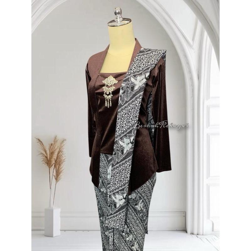 Setelan Kebaya Kutu Baru Bludru Warna Mahogany / Kebaya + Selendang + Jarik Wiru Plisket Motif Paran