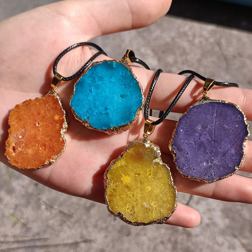 Elektroplating warna-warni batu kristal alam, liontin batu kasar serpihan kristal, liontin bentuk ti