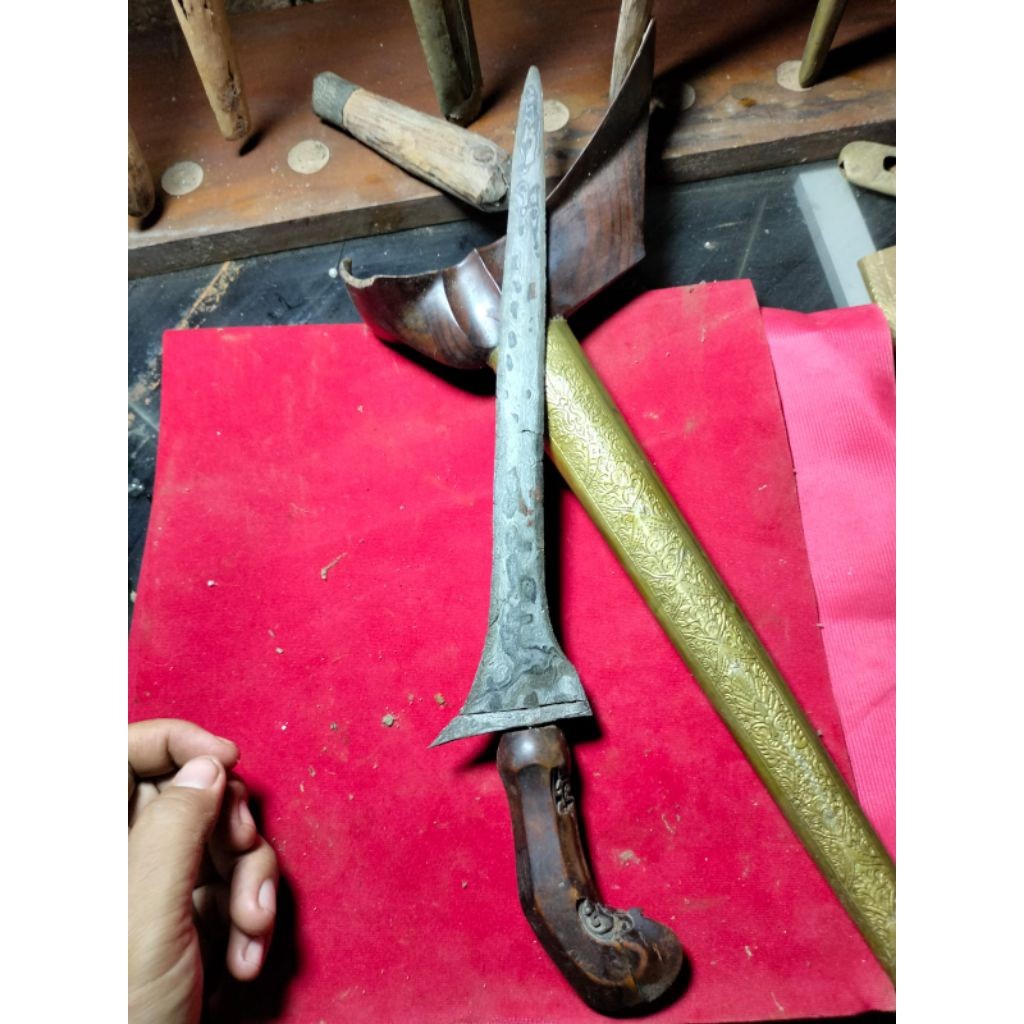 Keris Lurus Kuno Sepuh Pamor Kontras Warangka Madura Pendok Bunton Ukir Kuningan