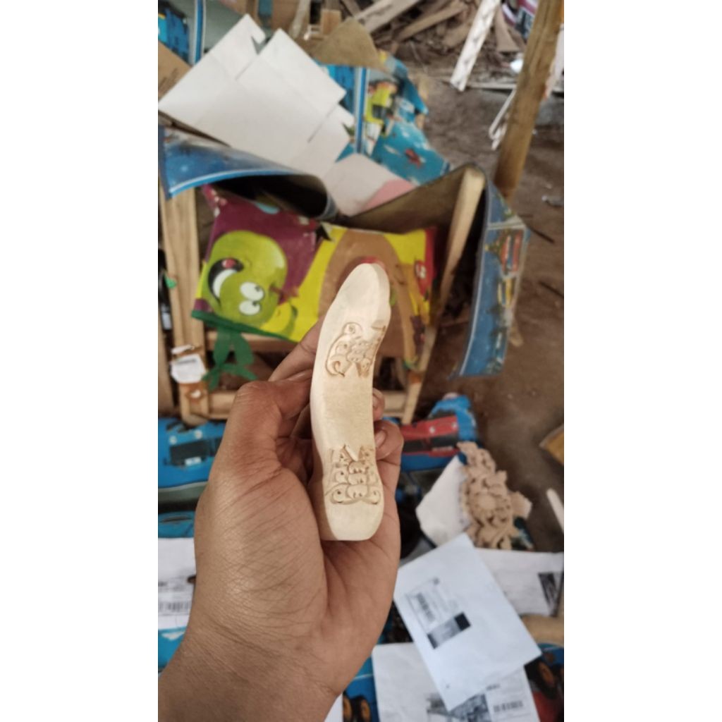 Deder Keris Kayu Ukir Gagang Keris Mentahan