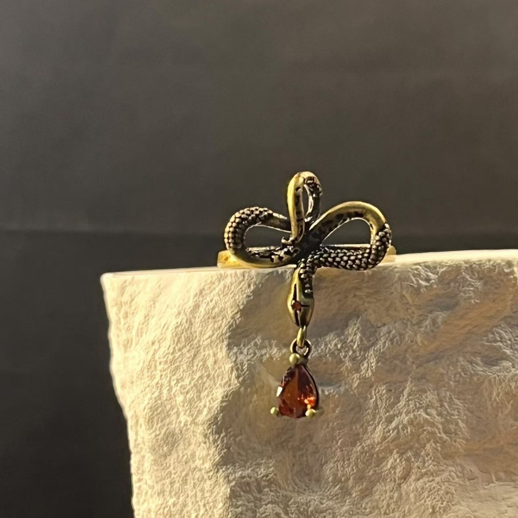 Zodiak ular delima meneteskan air zirkon cincin ular tahun natal betina