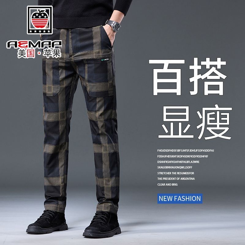 Pria longgar lurus dengan celana tren, celana elastis kotak-kotak.