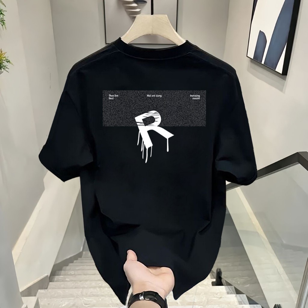 [Kaos Pria Premium 100% Katun Combed]Kaos Hitam Huruf R Gaya Goresan Tumpah Putih Frame Tekstur Graf