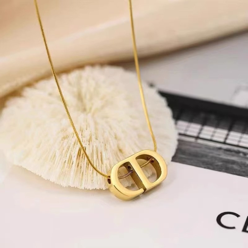 Kalung Titanium Anti Karat Rantai Tulang Ular Liontin Huruf D Kepribadian Indah Wanita Rantai Klavik