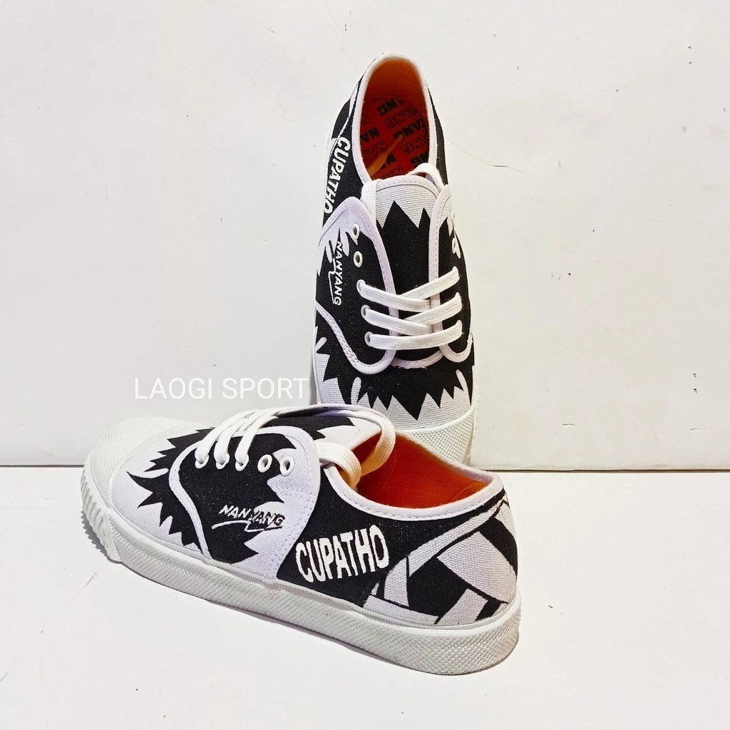 Sepatu takraw nanyang motif costum hitam putih