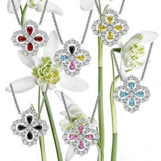 Kalung Empat Daun Semanggi Berlian Penuh Set Berlian Berlapis Kenakan Emas Putih Tebal