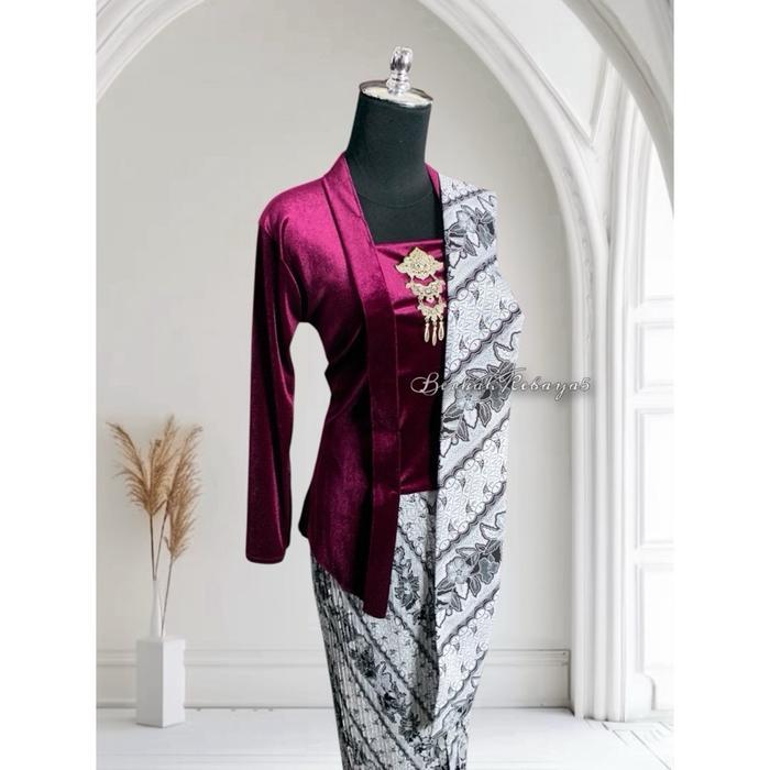 Setelan Kebaya Kutu Baru Bludru Warna Burgundy / Kebaya + Selendang + Jarik Wiru Plisket Motif Paran