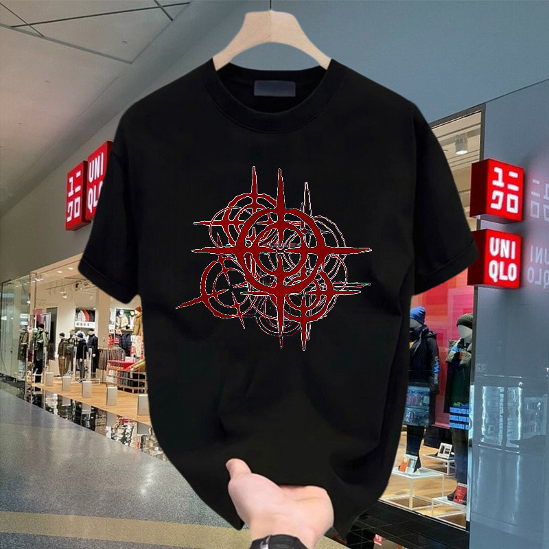 Kaos Pendek Motif Kompas Merah Dan Simbol Arah Unik, Kaos Metal Bergaya Bold Dengan Bahan 100% Cotto