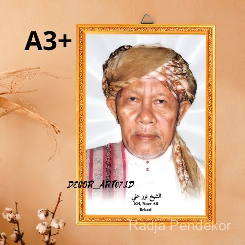 Foto Poster Kayu KH, Noer Ali, BEKASI
