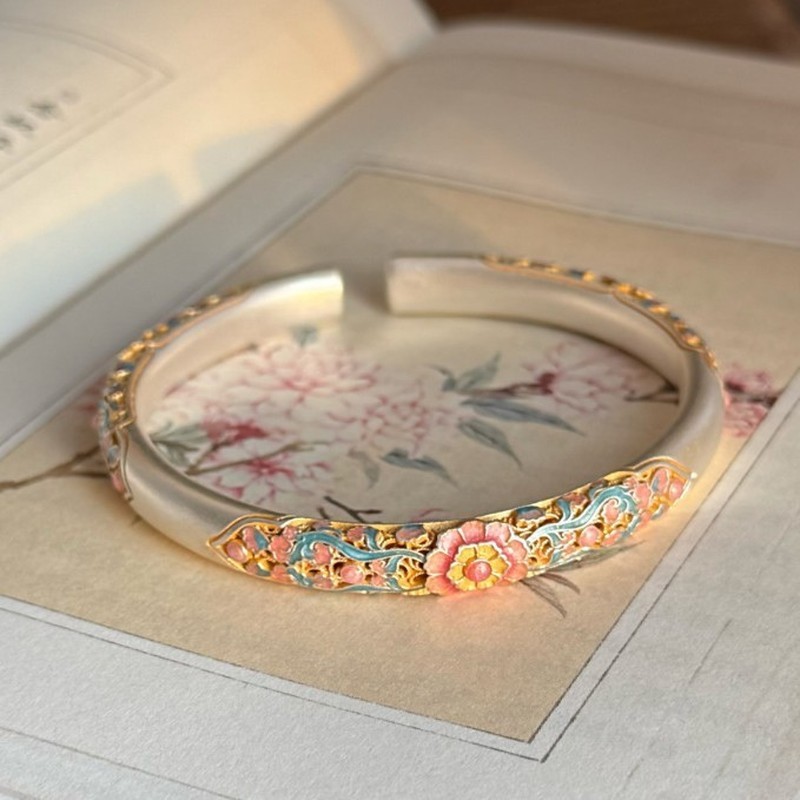 Gelang Berongga untuk Wanita dengan Ukiran Bunga Pir dan Begonia, Dilapisi Enamel Emas, Berlapis Per