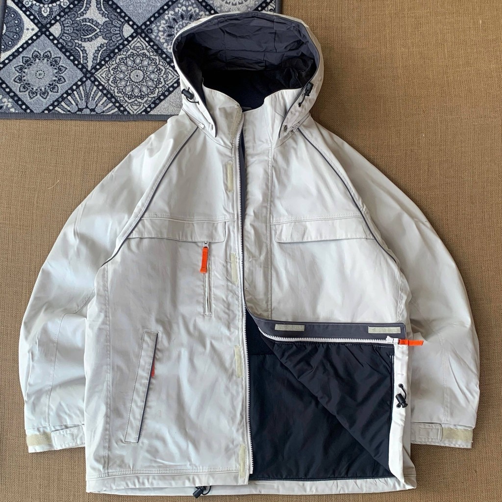jaket  Gunung Point Square size L (anti air)
100% original 310826S