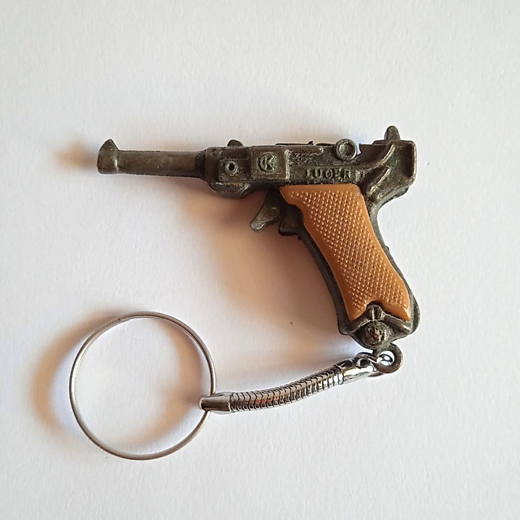 Antik Vintage Gantungan Kunci Lama Bahan Logam Model Pistol Luger Utuh Layak Koleksi