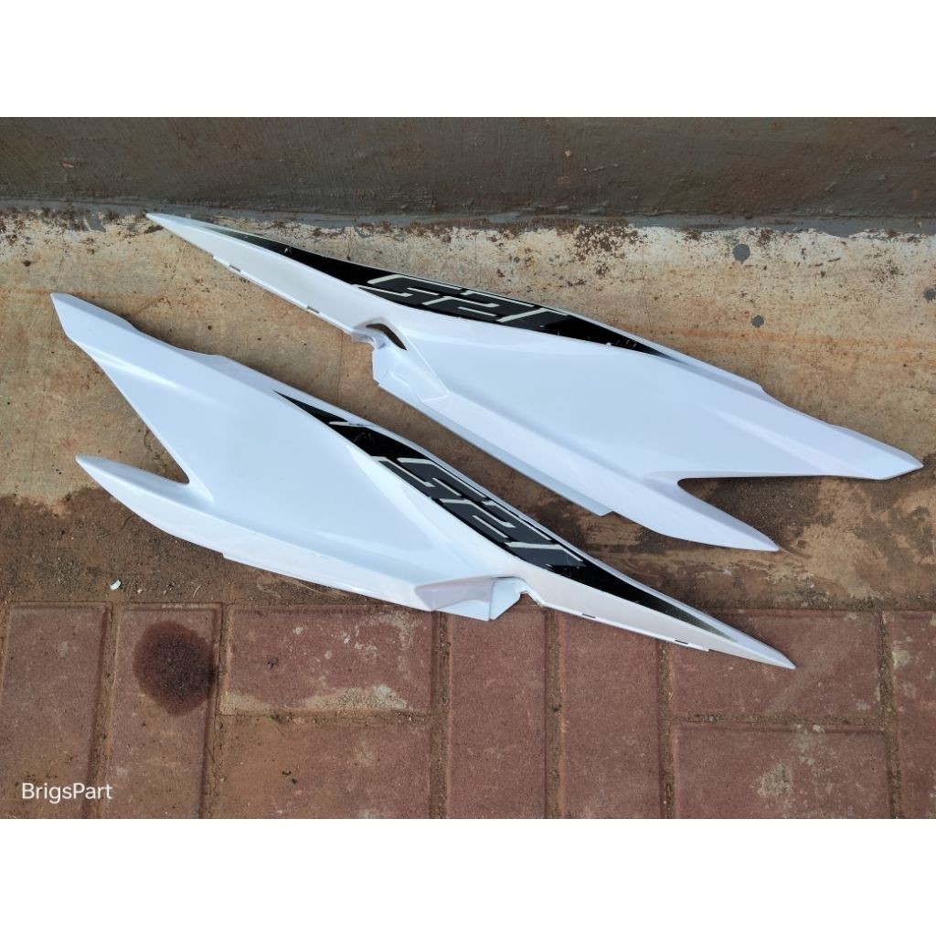 cover body bodi samping belakang honda vario 125 old lama KZR putih original