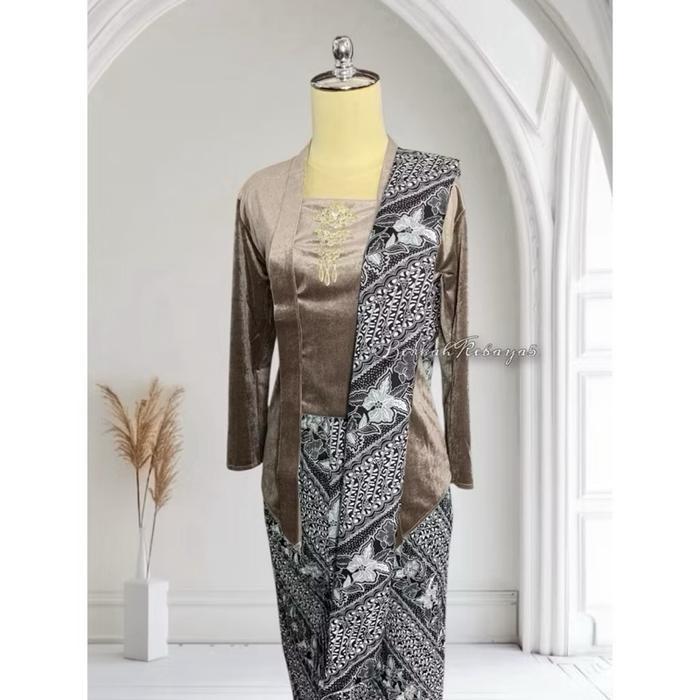 Setelan Kebaya Kutu Baru Bludru Warna Taupe / Kebaya + Selendang + Jarik Wiru Plisket Motif Parang K