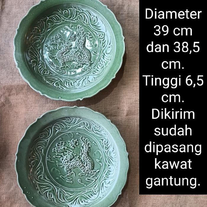 Diameter 39 cm an dan 38 cm an 2 buah piring gantung keramik hijau celadon naga timbul untuk hiasan 