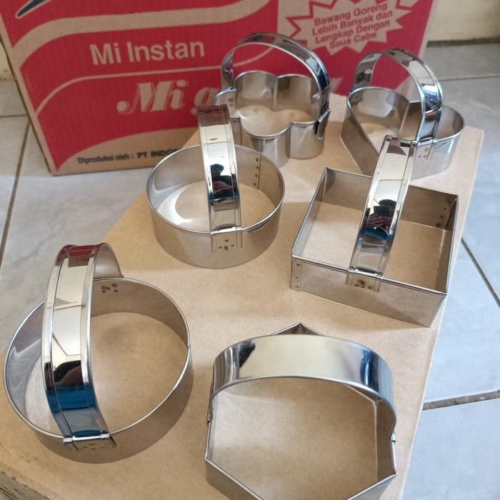 cetakan cireng isi karakter sedang 1 set stainless murah gagang mudah - beruang