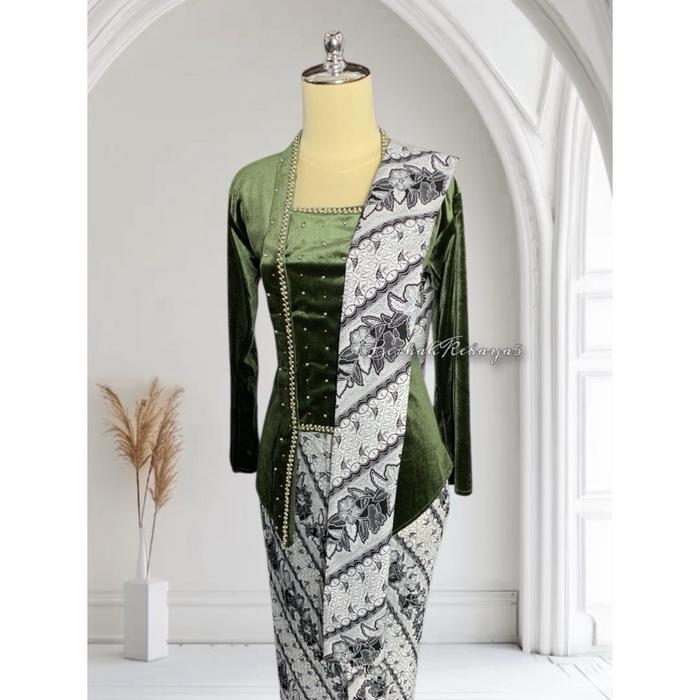 Setelan Kebaya Bludru Parel Warna Army + Selendang Parang Kusumo + Jarik Parang Kusumo - Setelan arm