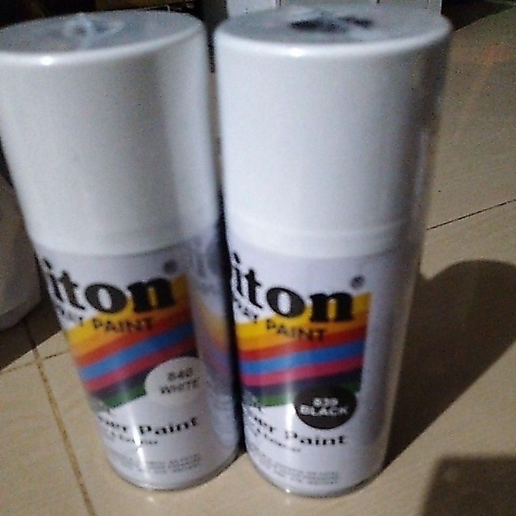 cat diton hitam,putih,biru