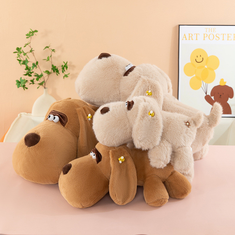Boneka anjing berbulu lembut yang lucu dan bermata besar, dekorasi jendela, boneka anjing berbaring,