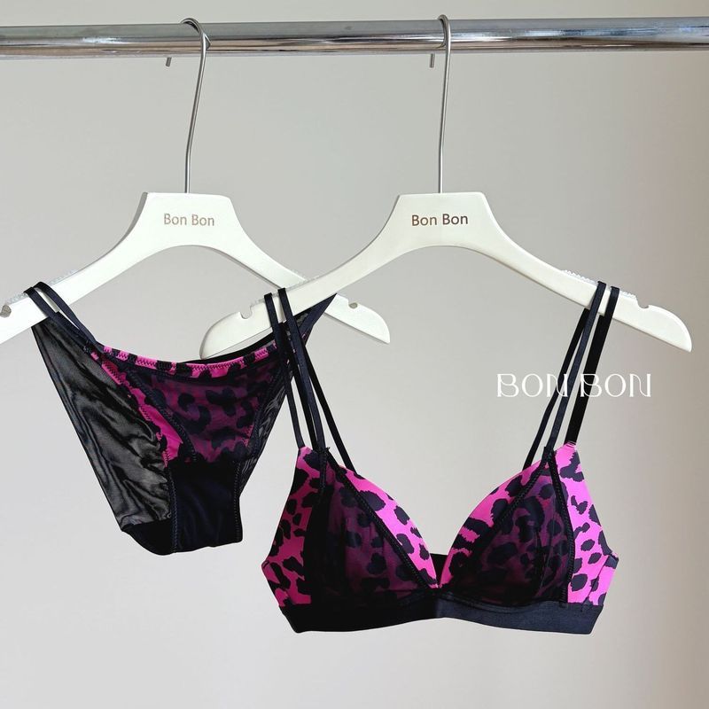 Set pakaian dalam wanita dengan motif leopard dan tali tipis, dilengkapi bra segitiga.