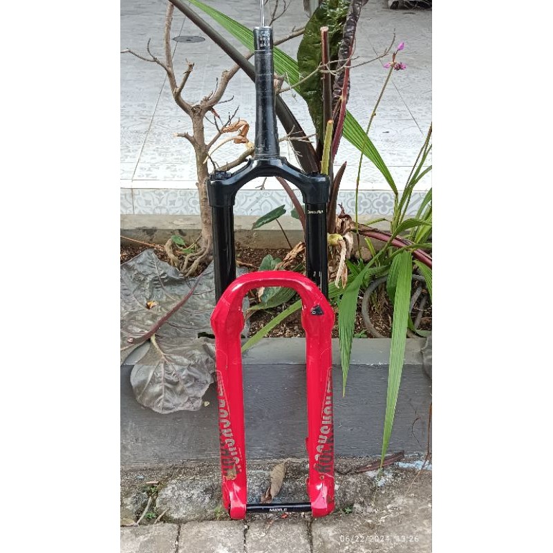 Foto Fork Rockshox Lyrik RC2 27.5 mirip Ultimate Not Zeb Fox 36 38