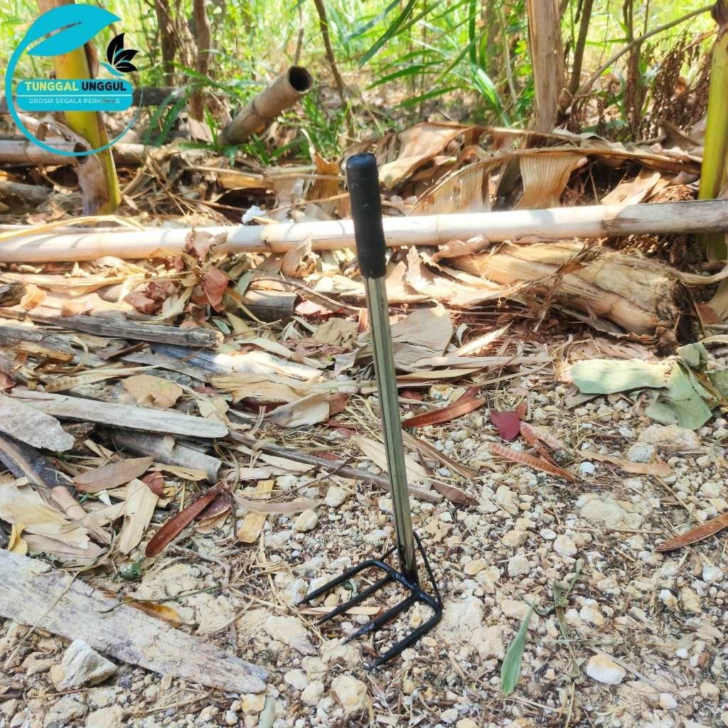 Garuk Sampah Gigi 4 Gagang Besi Karet 60 - Garpu 4 Jari Pembersih Got Gagang Panjang - Garukan Sampa