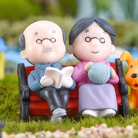 TERLARIS Boneka Miniatur Kakek Nenek Duduk Bangku Dekorasi Cake Topper Murah