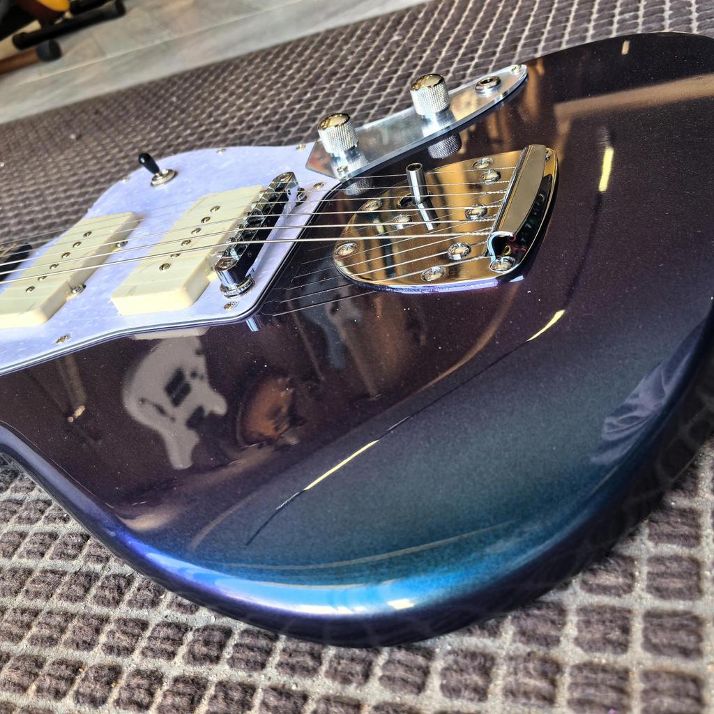 Musicool 6-String Electric Guitar Color-Changing Paint Finish Closed Pickups Musical Instrument
