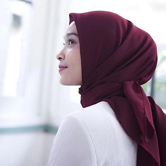 Nava- Burgundy Hijab Pollycotton Hijab Square ( Hijab Rna Burgundy )
