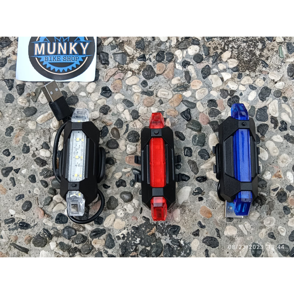 Foto Lampu LED Belakang Sepeda Tail light USB Rechargeable Bisa Di Cas Charger Nyala