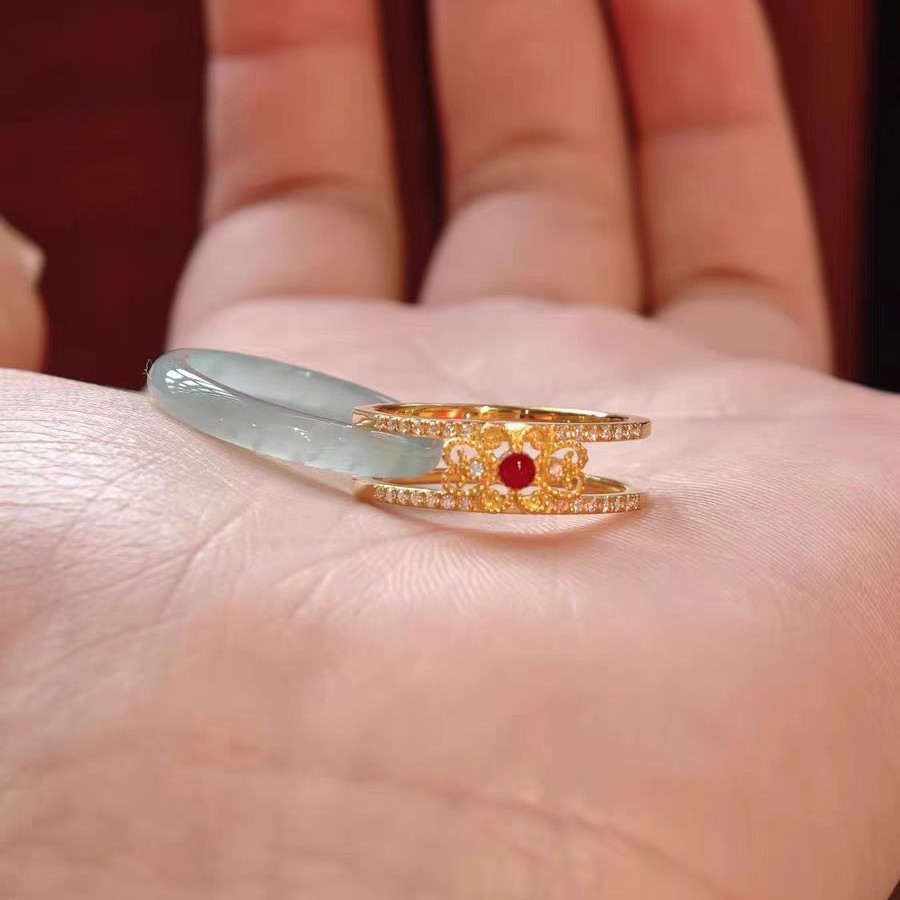 Cincin set batu imitasi giok bergaya baru, elegan dan mewah, dengan motif jendela bunga bergaya retr