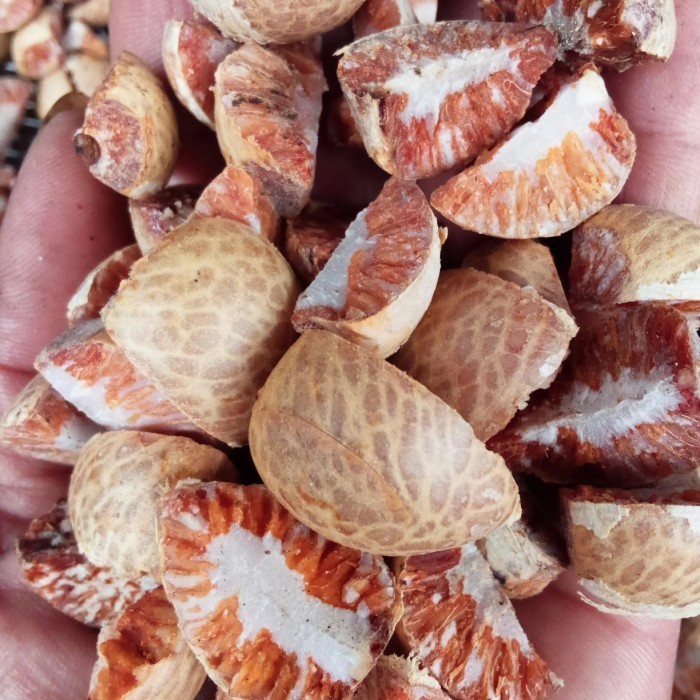 Buah pinang tua / buah pinang  belah dua kering dan bersih 1 kg