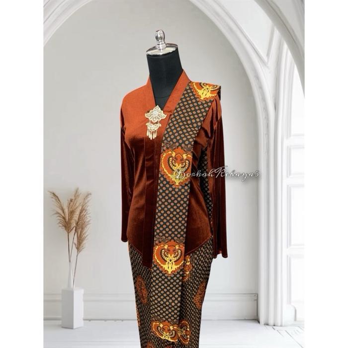 Setelan Kebaya Encim Bludru Warna Teracotta / Kebaya + Selendang + Jarik Wiru Plisket Motif Truntum 