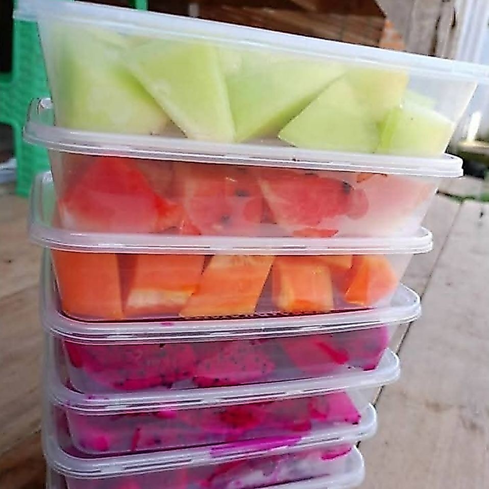Buah potong segar