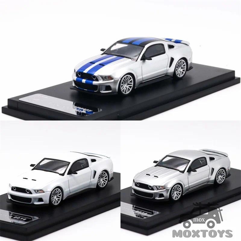 GDO Hunter x DCM 1:64 Mustang GT 2014 Pearl White / Silver / NFS Ingot Silver with Blue stripes Diec