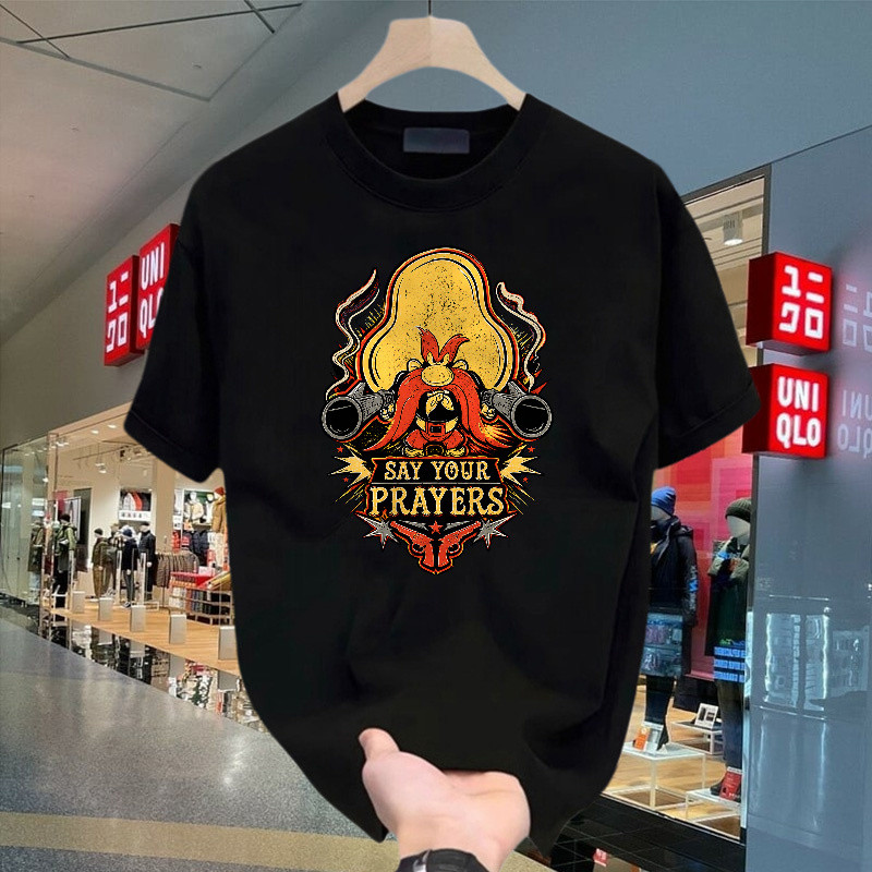 Kaos Pendek Say Your Prayers Western Outlaw Dengan Ilustrasi Koboi Bertopeng, Pistol, Dan Gaya Vinta