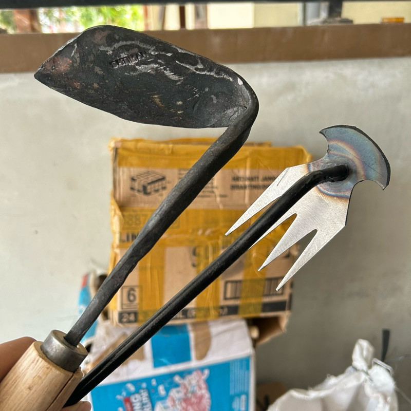 Paket Hemat 2 pcs Cangkul & Garuk Multifungsi – Solusi Praktis Bersihkan Rumput Liar & Gulma