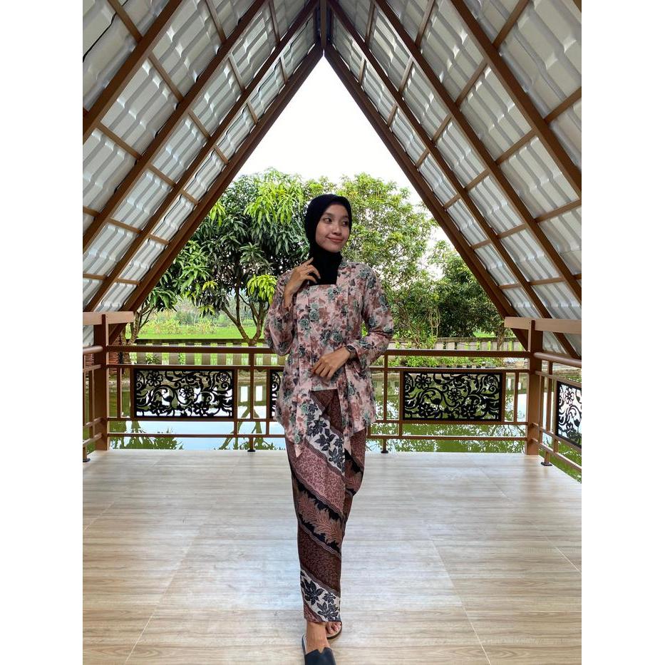 Kutubaru SETELAN BAJU KEBAYA WANITA DEWASA KATUN MOTIF ROK PLISKET dengan Desain Bunga Elegan Atasan