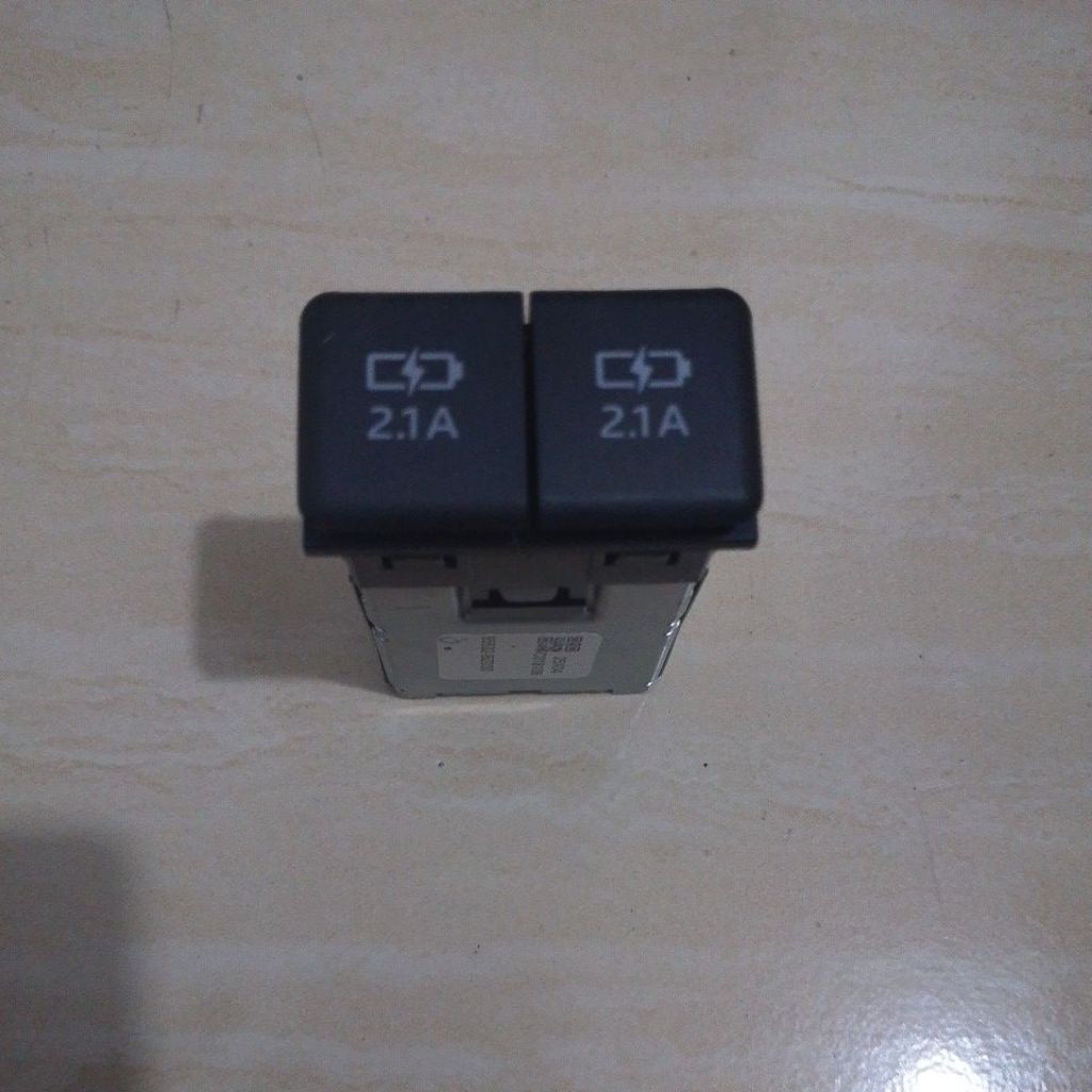 switch saklar socket usb Toyota Avanza 2022 up original