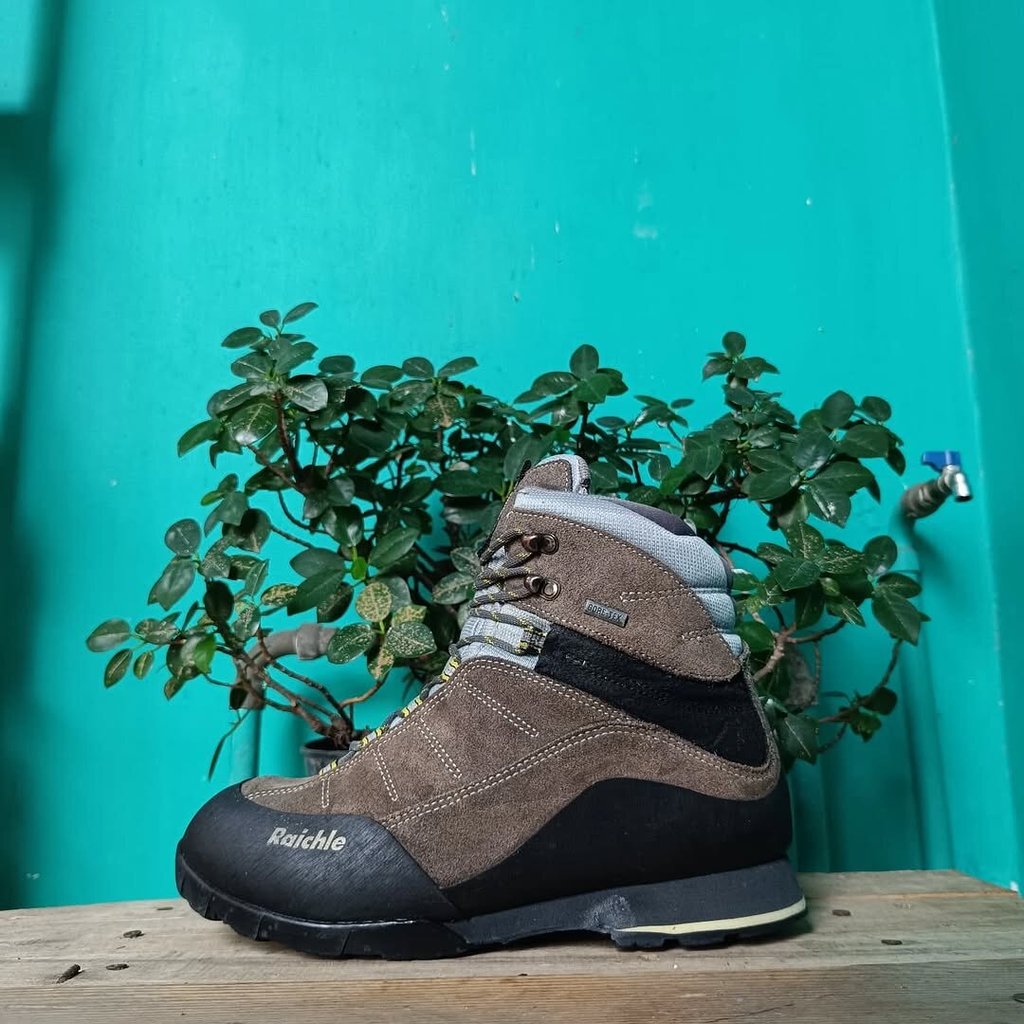 sepatu gunung hiking treking outdoor raichle size 40,5 second