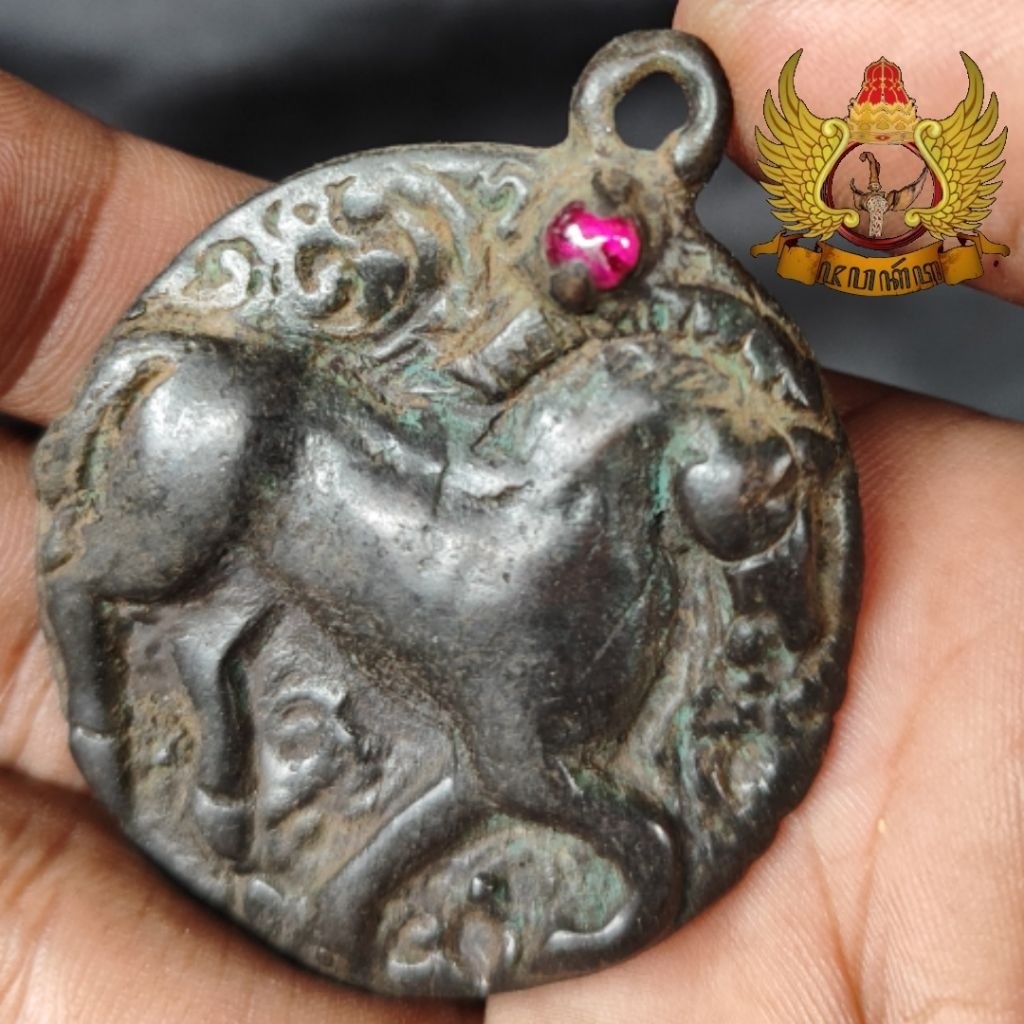 Liontin Majapahit Bahan Perunggu Ukir Turangga Hias Batu Merah