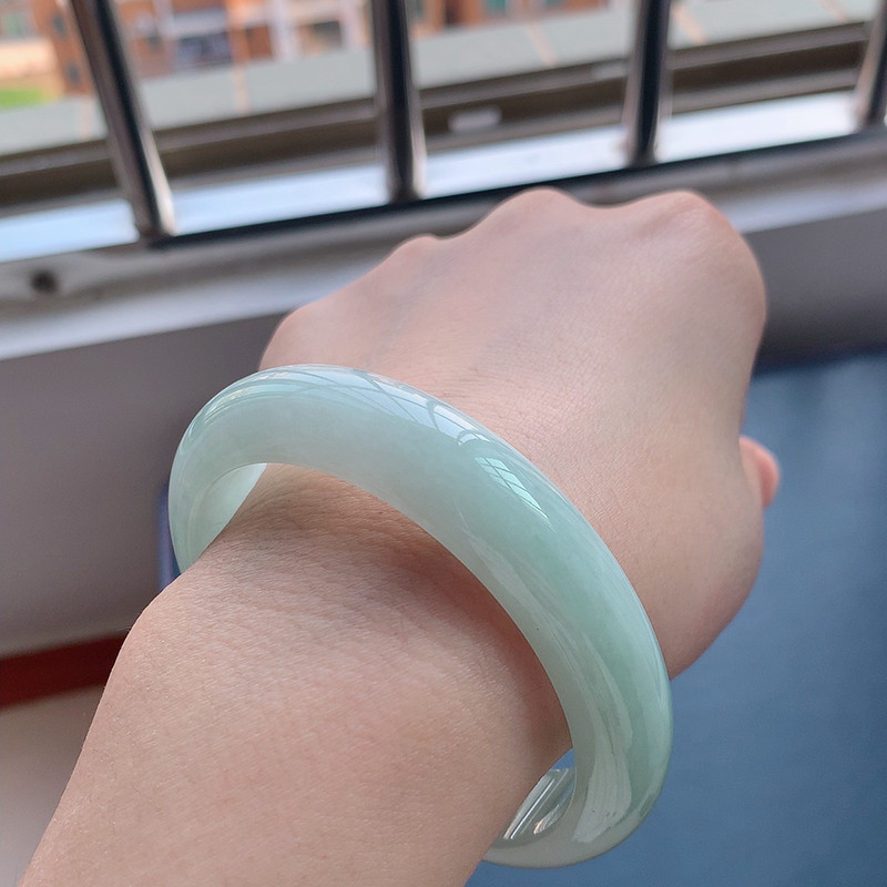 Gelang giok jadeite grosir dari Myanmar giok jadeite hijau muda seperti es dengan motif bunga gelang