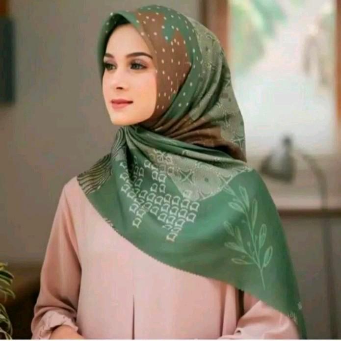 HIJAB SEGI EMPAT VOAL MOTIF BUNGA IRISH HIJAU COKELAT