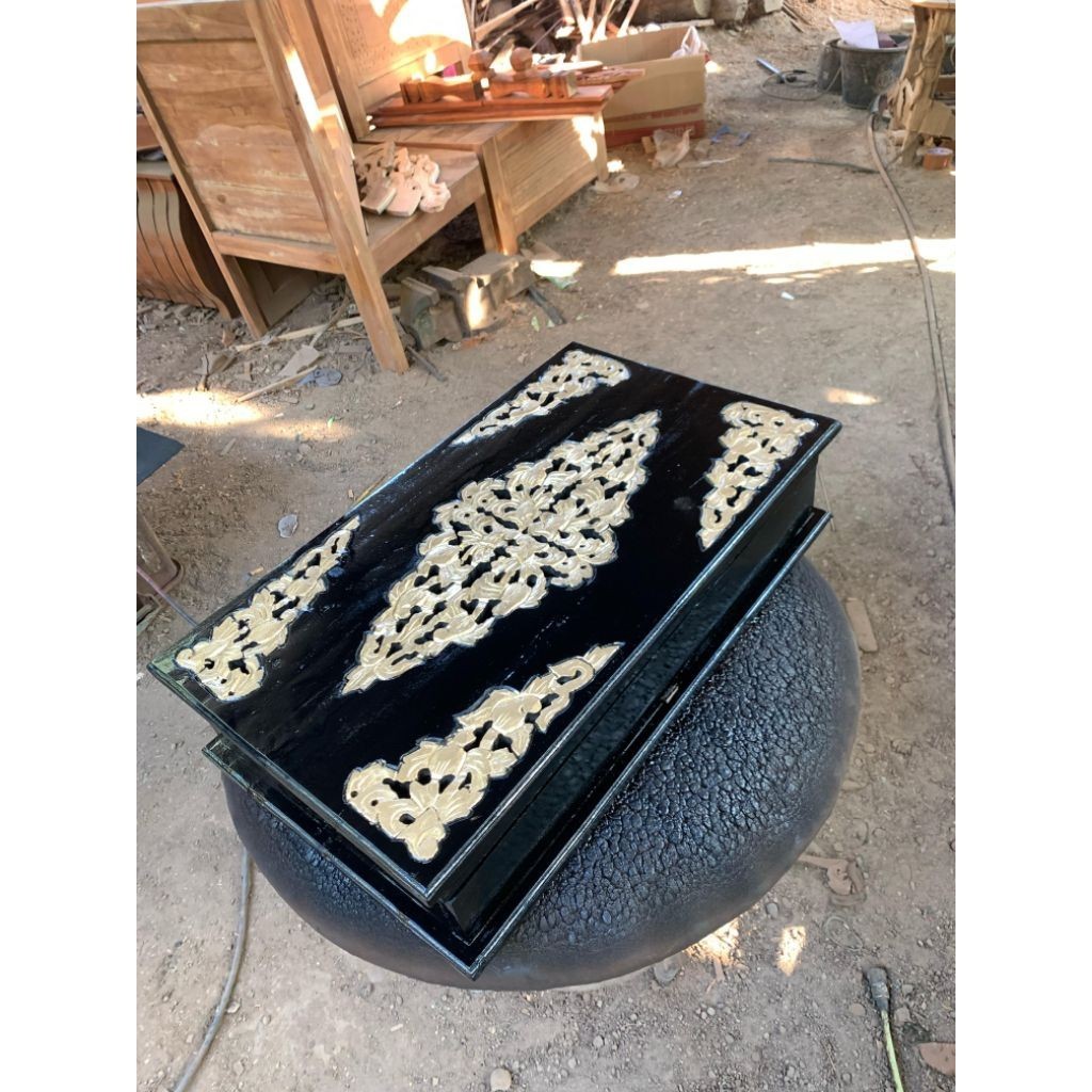 kotak keris dari kayu jati ukuran panjang 1 meter ukir ukiran relief merah dari kayu finishing emas 